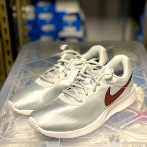 Nike tanjun SE silver satin new in box